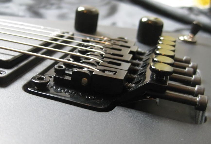 Melodieus Verlenen Beperkingen Floyd Rose Tremolo besnaren en afstellen | Bax Music Blog