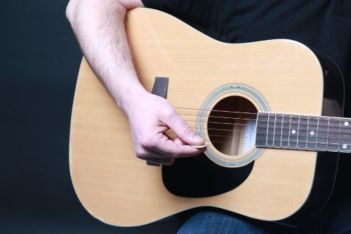 Comment Tenir Un Médiator Pour Jouer De La Guitare ? [Conseils