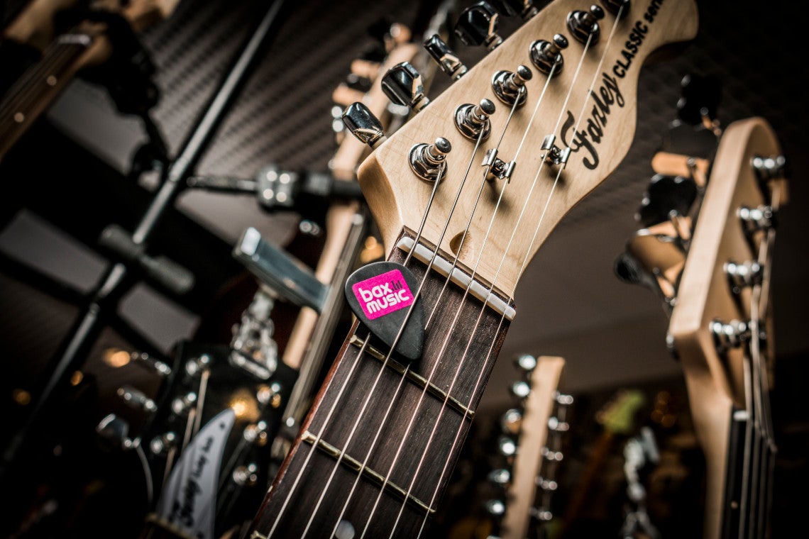 Gitaar spelen met plectrum