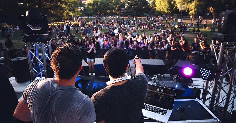 Comment adopter une attitude professionnelle en tant que DJ ?