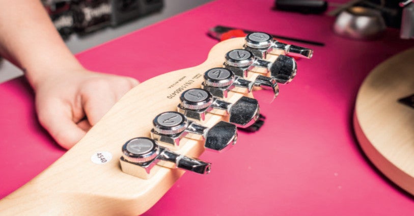 Comment remplacer les cordes d'une guitare électrique ?