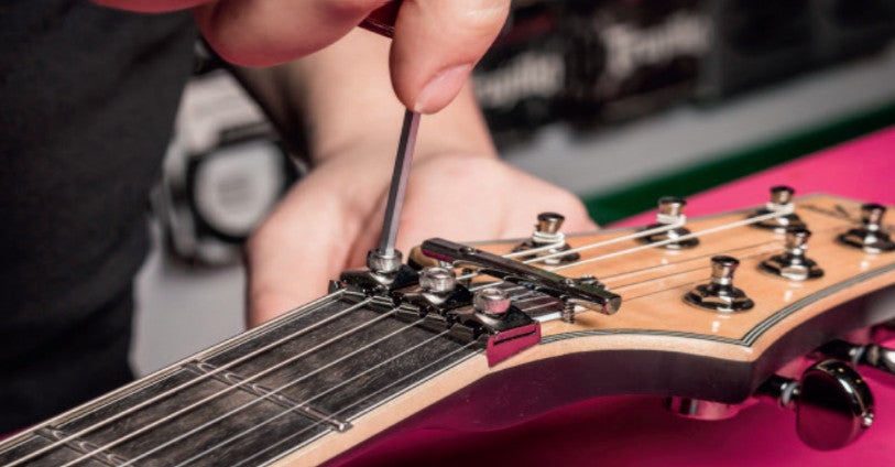 Comment remplacer les cordes d'une guitare électrique ?