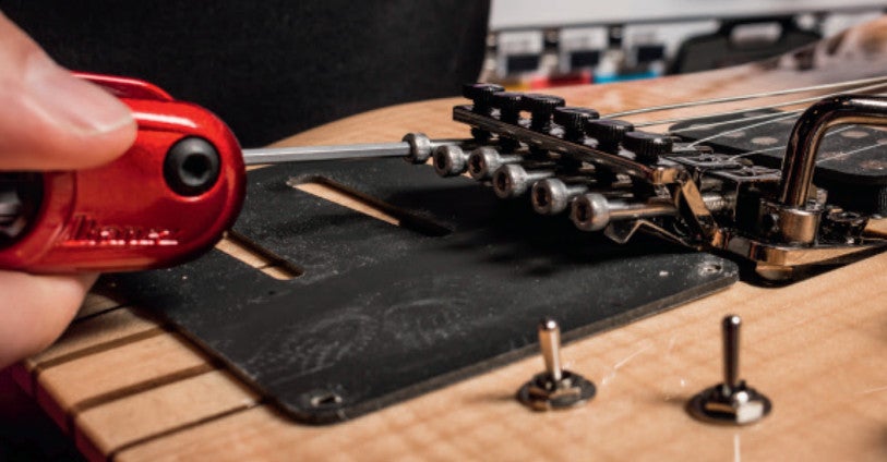 Comment remplacer les cordes d'une guitare électrique ?