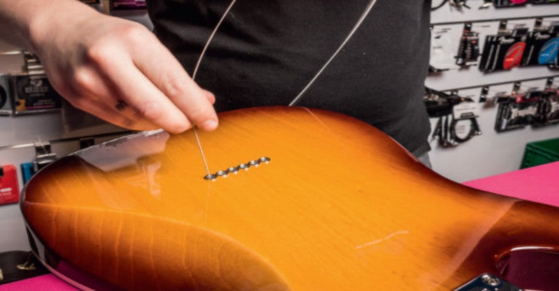 Comment remplacer les cordes d'une guitare électrique ?