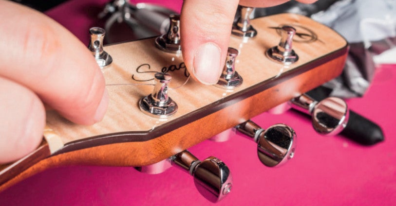 Comment remplacer les cordes d'une guitare électrique ?