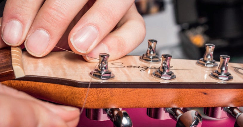 Comment remplacer les cordes d'une guitare électrique ?
