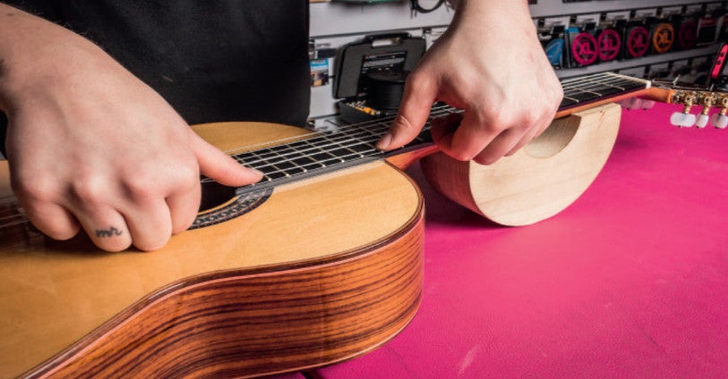Comment remplacer les cordes d'une guitare électrique ?