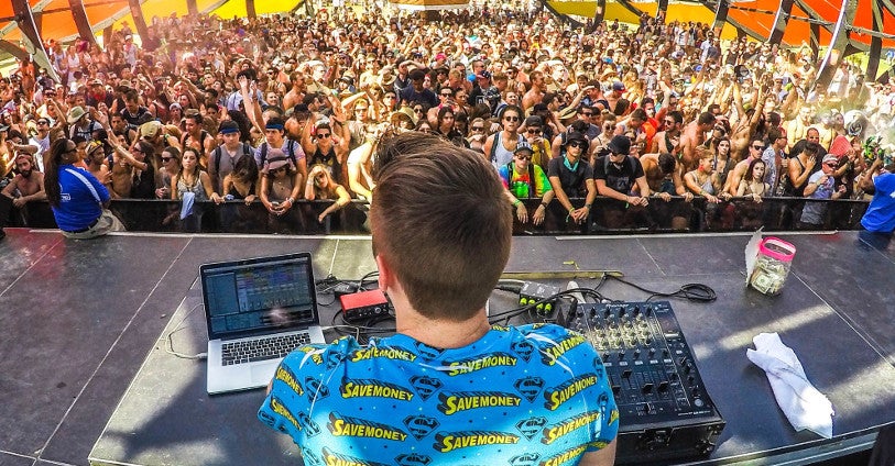Waar haalt een DJ zijn muziek vandaan?