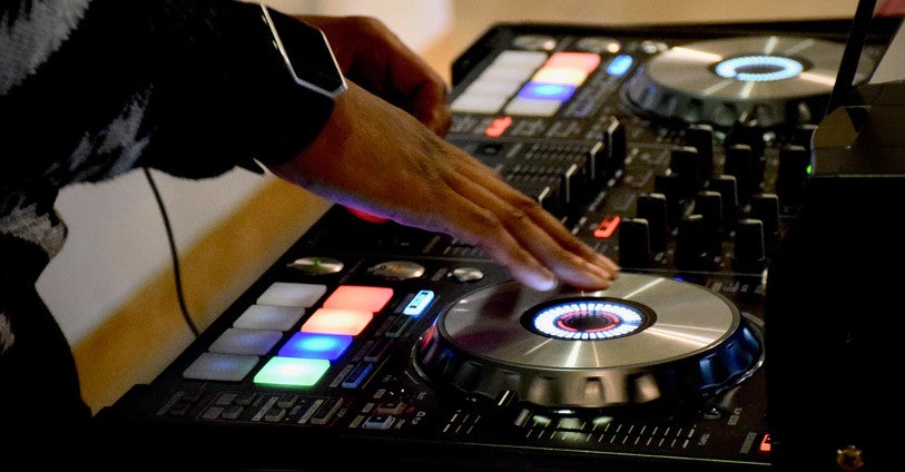 Waar haalt een DJ zijn muziek vandaan?