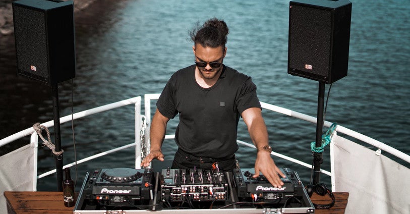 Waar haalt een DJ zijn muziek vandaan?