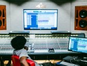 Waarom artiesten ghost producers gebruiken