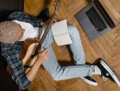 Songwriter worden? Leer alles over liedjes schrijven