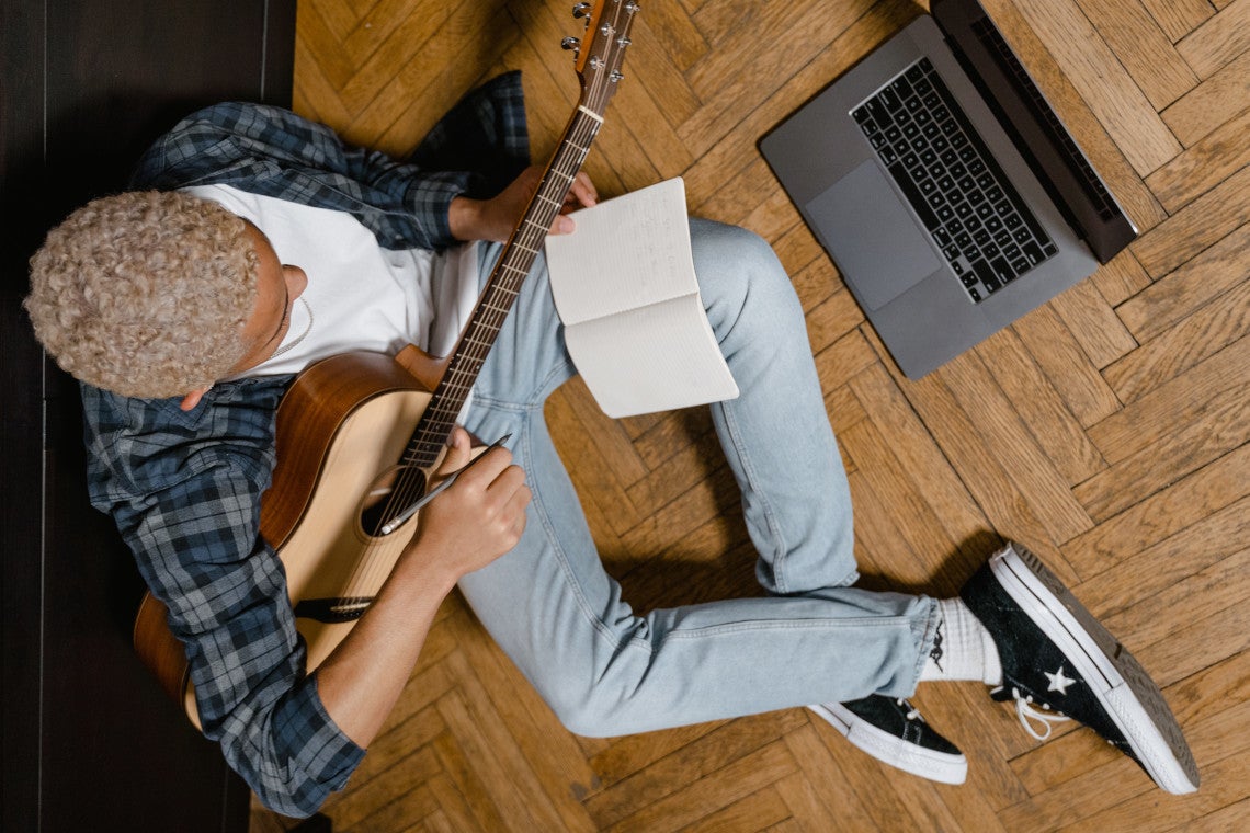 Songwriter worden? Leer alles over liedjes schrijven