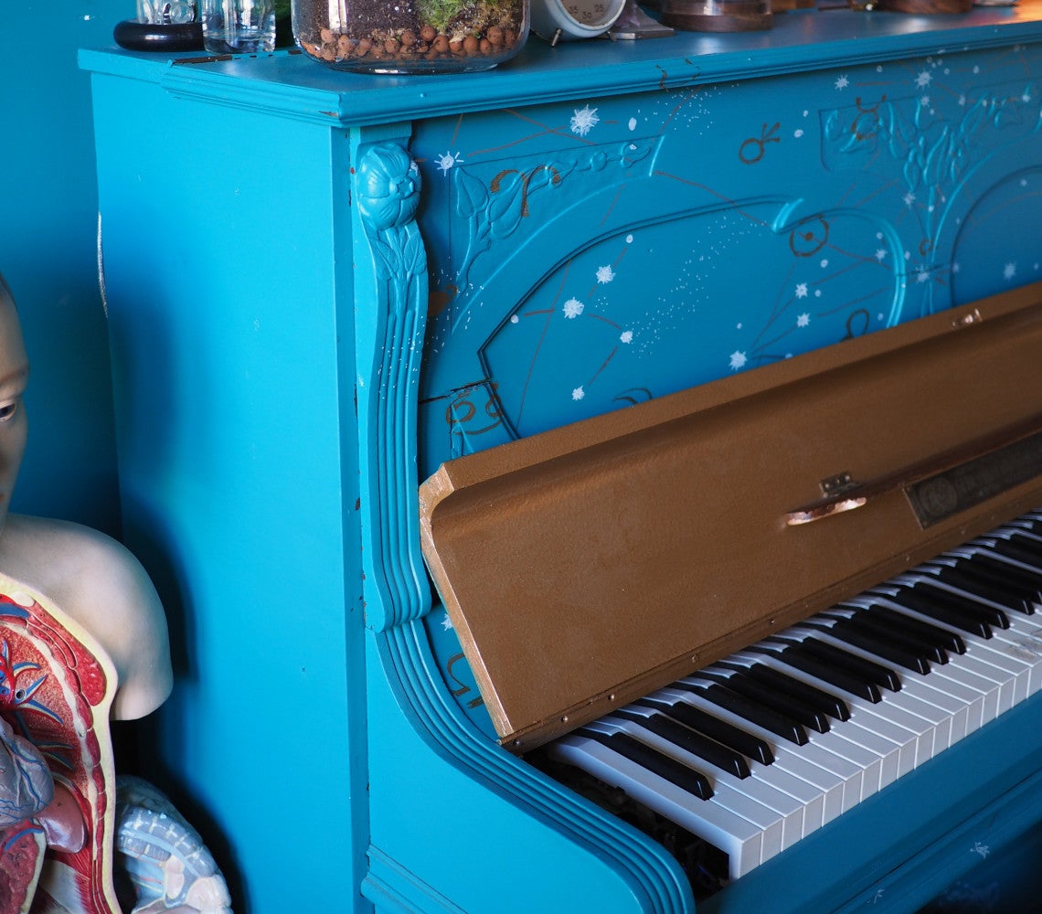 Bouw een akoestische piano om naar een elektronische huiskamerstudio