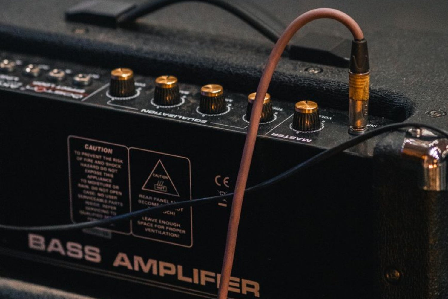 Basgitaar op een gitaarversterker (en andersom): kan dat kwaad?