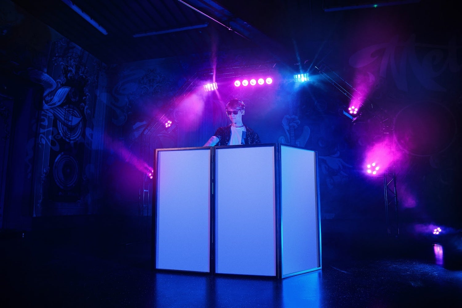DJ-booth aankleden: facade, lycra-hoes en uplighting voor een professionele look