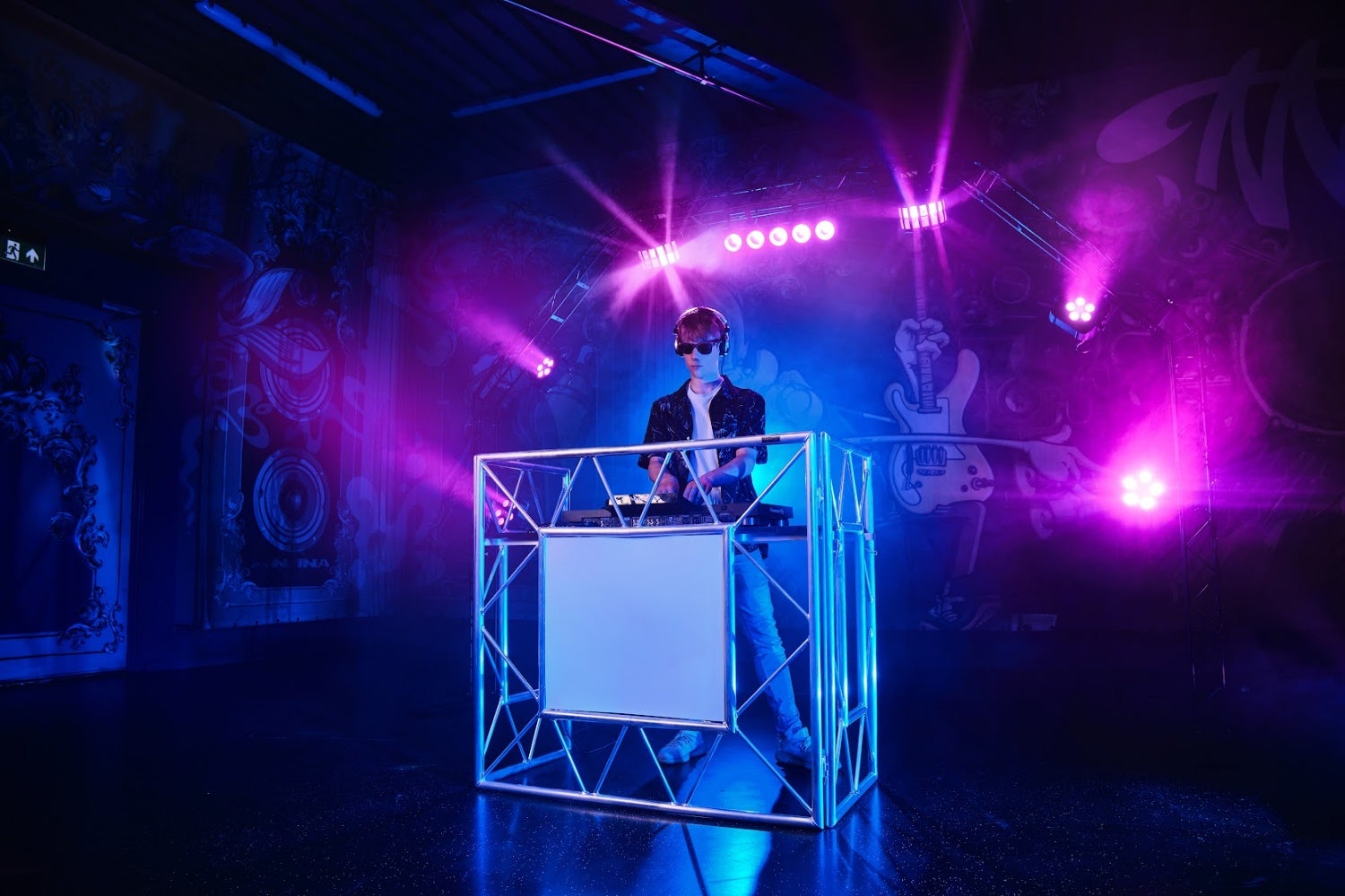 DJ-booth aankleden: facade, lycra-hoes en uplighting voor een professionele look