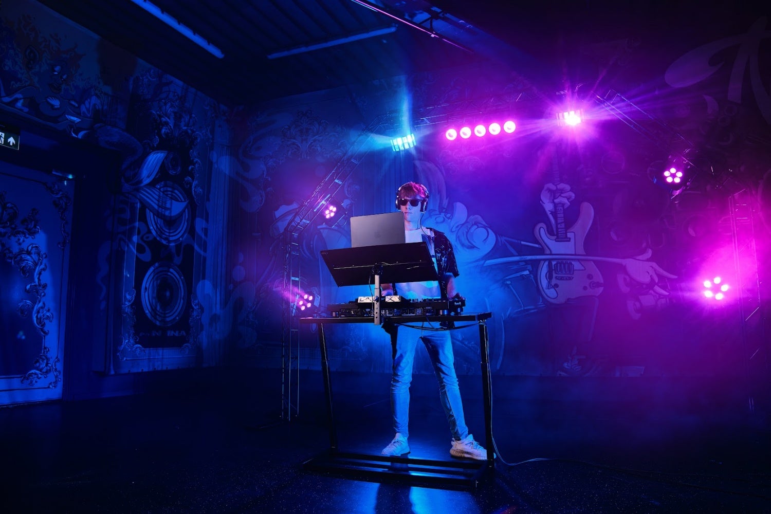 DJ-booth aankleden: facade, lycra-hoes en uplighting voor een professionele look
