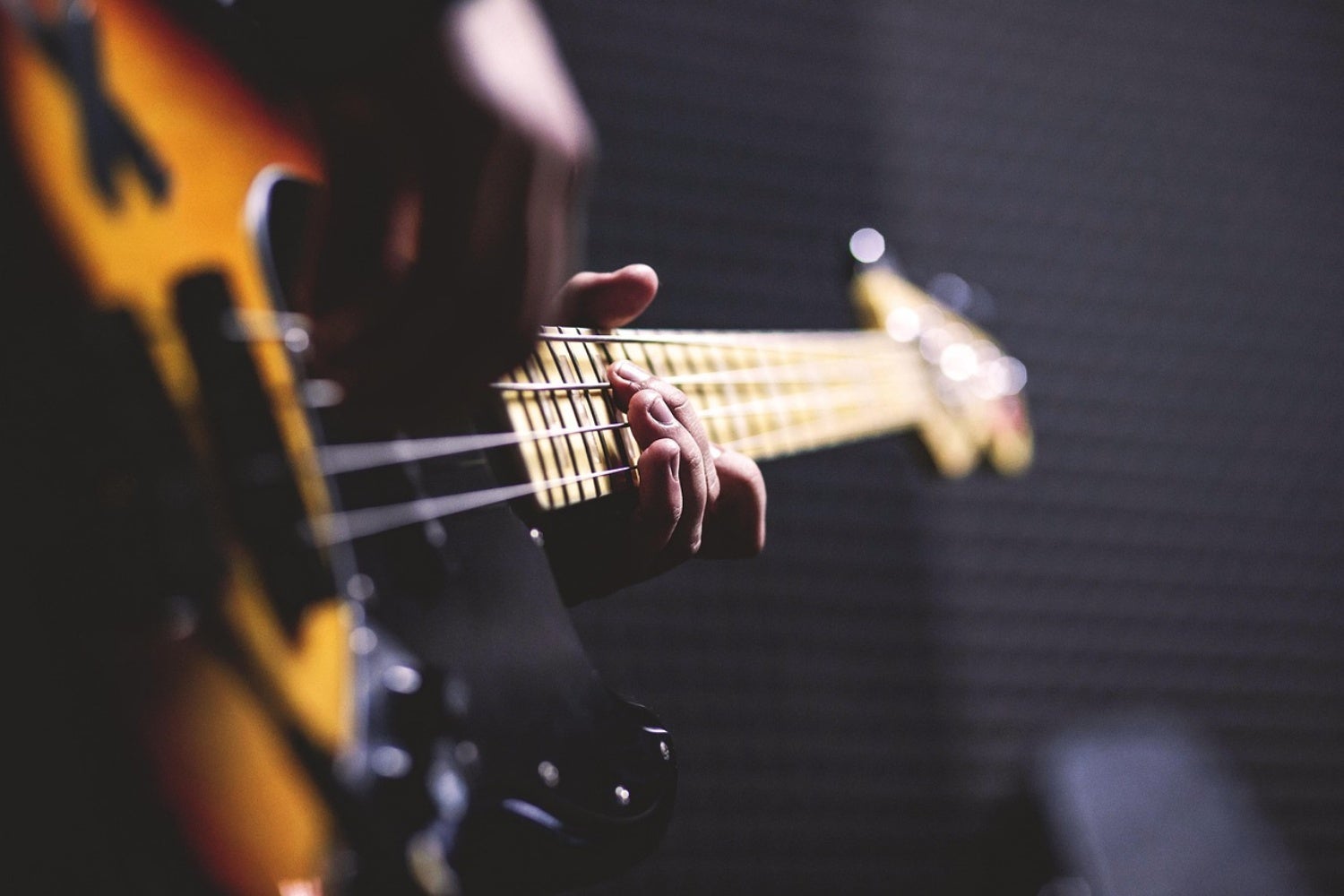 Elektrische gitaar of basgitaar: welk instrument past het best bij jou?