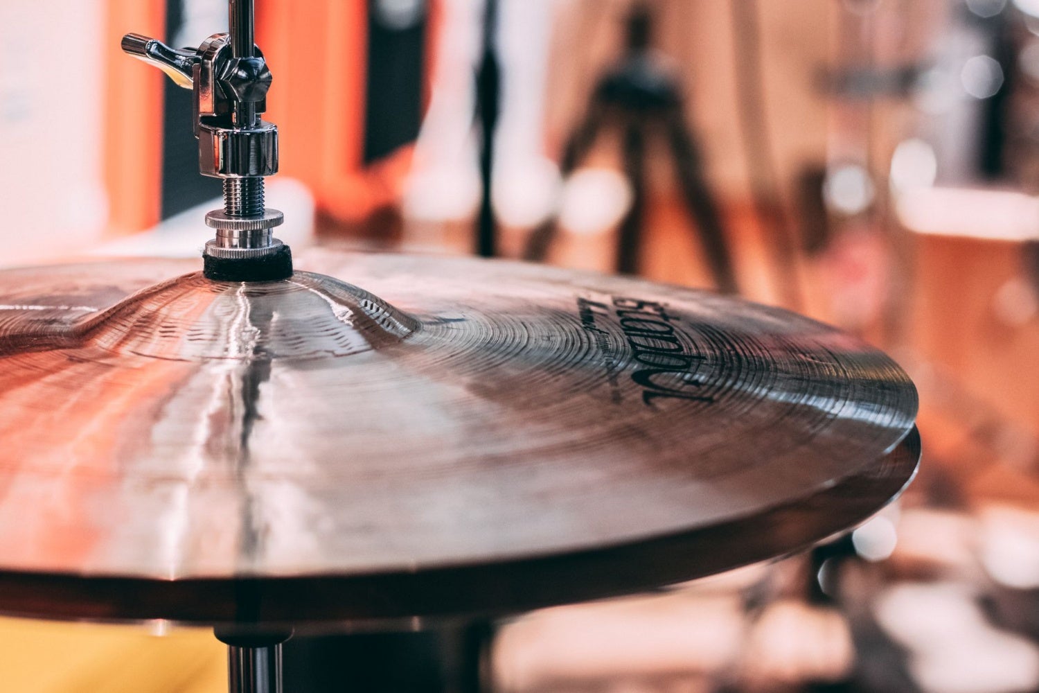 Hi-hat monteren en afstellen: clutch, hoogte en afstand goed instellen