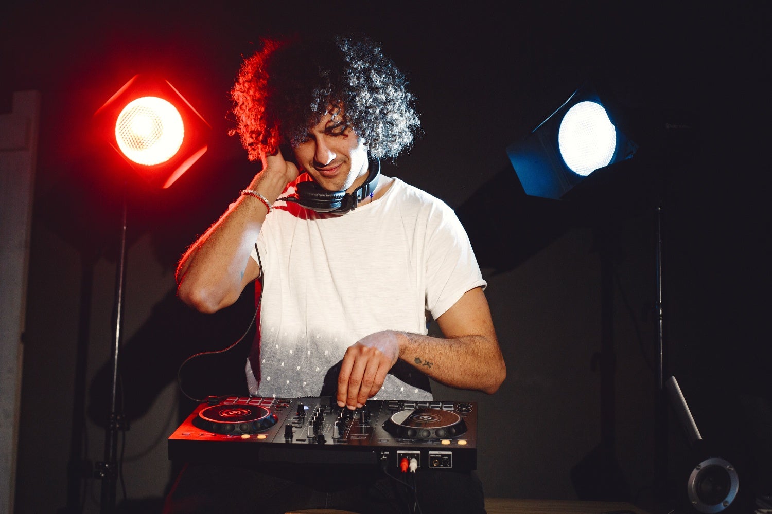 Waarom draagt een DJ een koptelefoon op één oor? Cueing uitgelegd