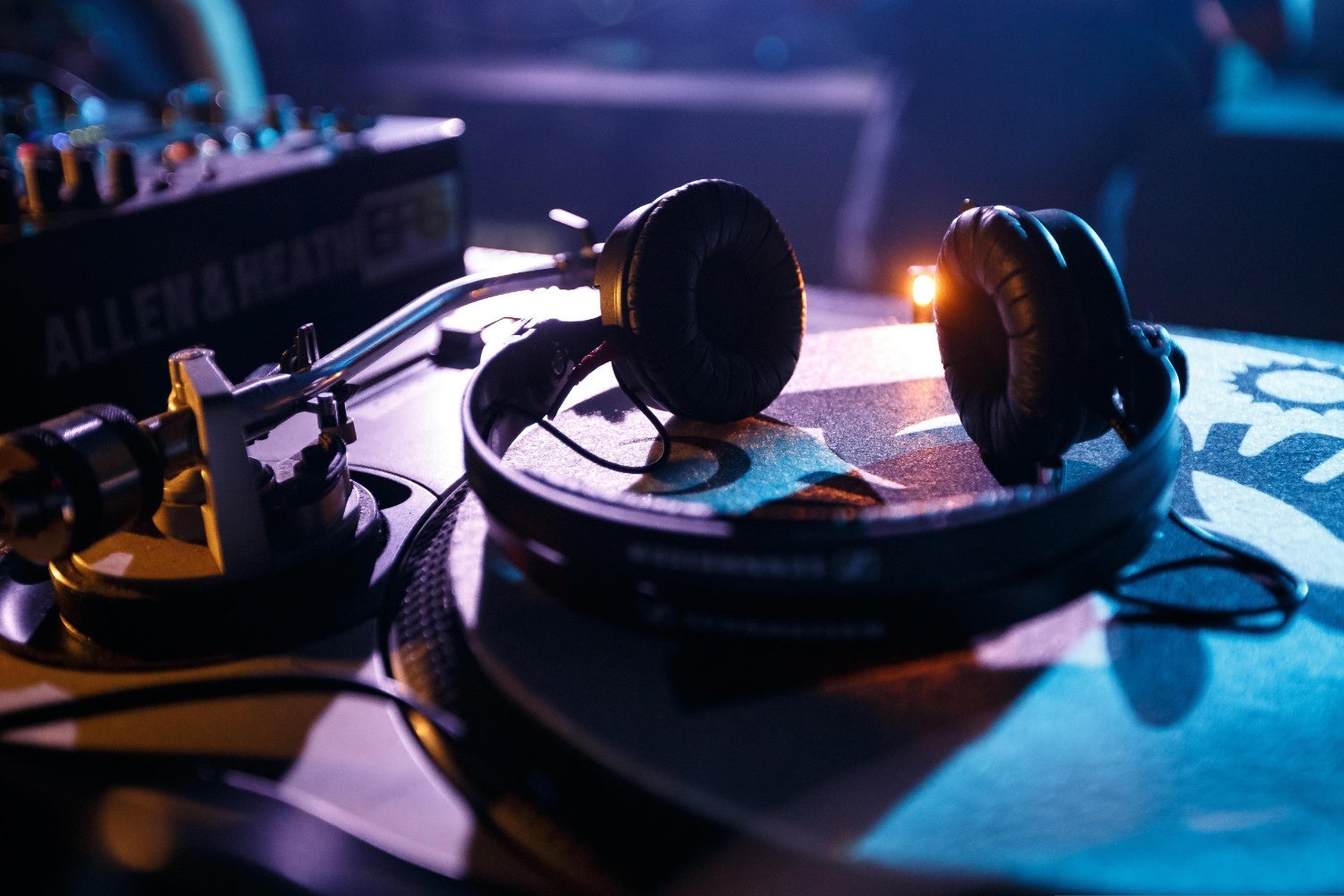 Waarom draagt een DJ een koptelefoon op één oor? Cueing uitgelegd