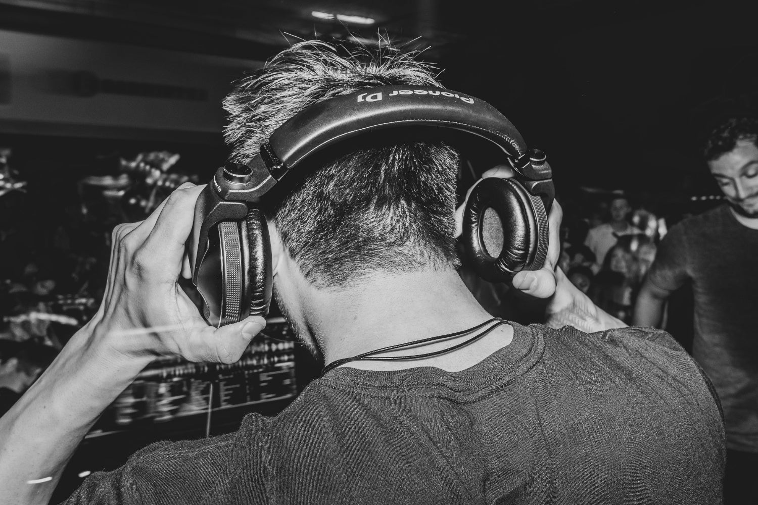 Waarom draagt een DJ een koptelefoon op één oor? Cueing uitgelegd