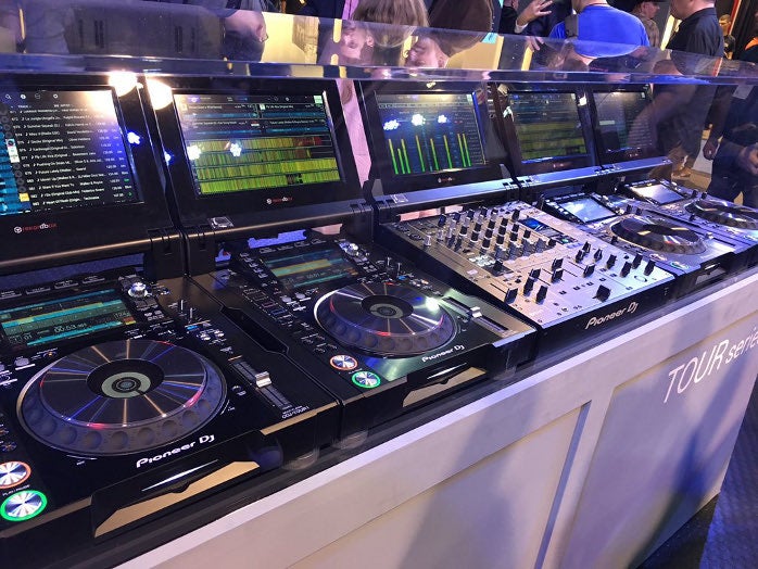Pioneer_NAMM_2016_TOUR-1_booth.jpg Pioneer_NAMM_2016_TOUR-1_booth.jpg
