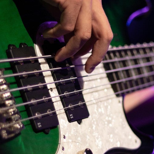 7. Wat is een humbucker? En wat is het verschil met een single coil en split coil? 7. Wat is een humbucker? En wat is het verschil met een single coil en split coil?