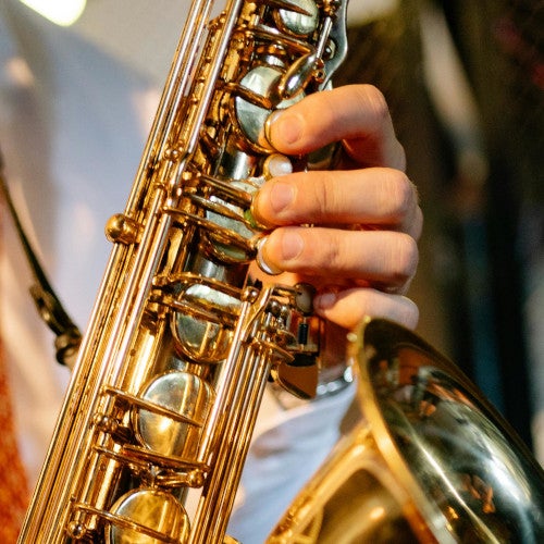 2. Is een saxofoon moeilijk om te leren spelen?