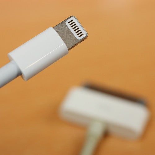 6. Waar gebruik je Lightning en 30-pins kabels voor?